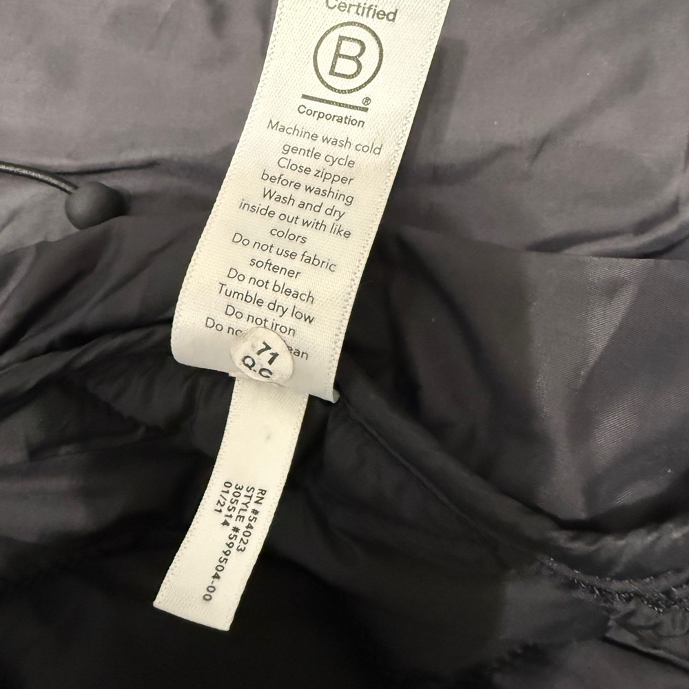 New Condition  Athleta  High Low puff Vest with Adjustable Waist & Zipper front - Picture 9 of 11